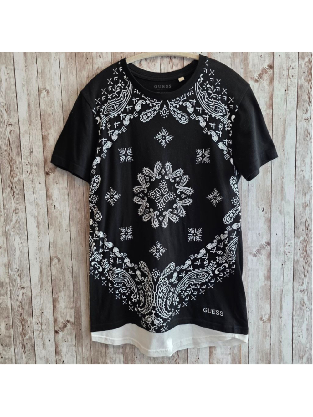 Men's GUESS Black and White Bandana Print Short Sleeve Tee XS - Picture 2 of 6